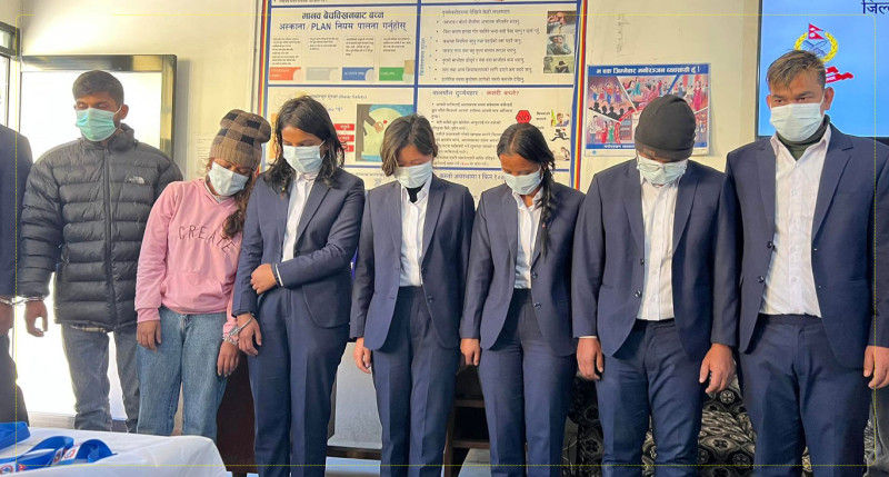 जब फिल्मी शैलीमा राजस्व कार्यालयका नक्कली कर्मचारीको समूहले गोंगबुका व्यवसायीसँग रकम अुसल्न थाल्याे...
