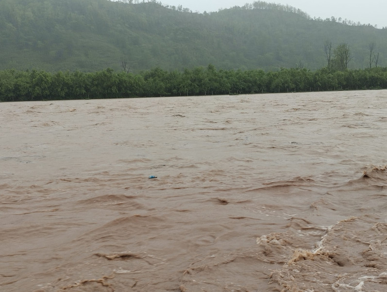 पृथ्वी राजमार्गको कल्भर्ड बाढीले बगायो, यातायात ठप्प
