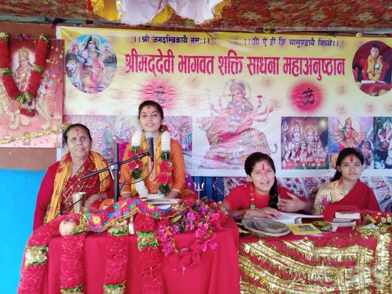 सडक बालबालिकाकाे कुटाइ खाएपछि जन्मिएकाे आश्रम: वाचक र पण्डित बने बेसहारा किशोरी