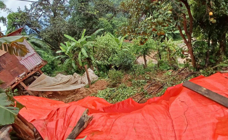 जाजरकोटमा भूकम्पपछि निर्माण गरिएको अस्थायी टहरामा पहिरो खस्दा एक महिलाको मृत्यु