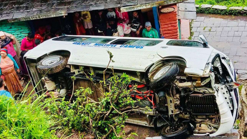 बागलुङमा विद्यार्थी बोकेको भ्यान पल्टियो,  ६ जना घाइते
