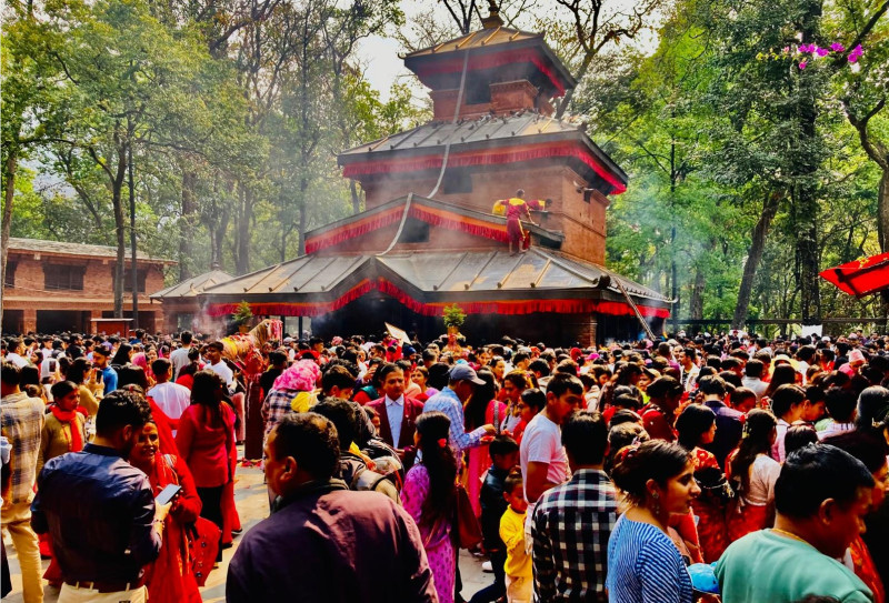 आज चैतेदसैँ, बिहानैदेखि बागलुङ कालिकामा भक्तजनको घुइँचो