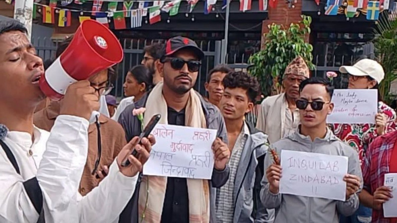 सुकुम्बासी बस्तीमा प्रहरीद्वारा माजिदहरूलाई चोट, माइतीघरमा प्रदर्शनकारीद्वारा प्रहरीलाई फूलको बोट