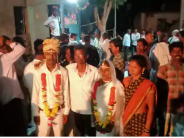 बिहेमा बेहुला यति नाचे, बेहुली रिसाएर अर्कैलाई लगाइदिइन् वरमाला