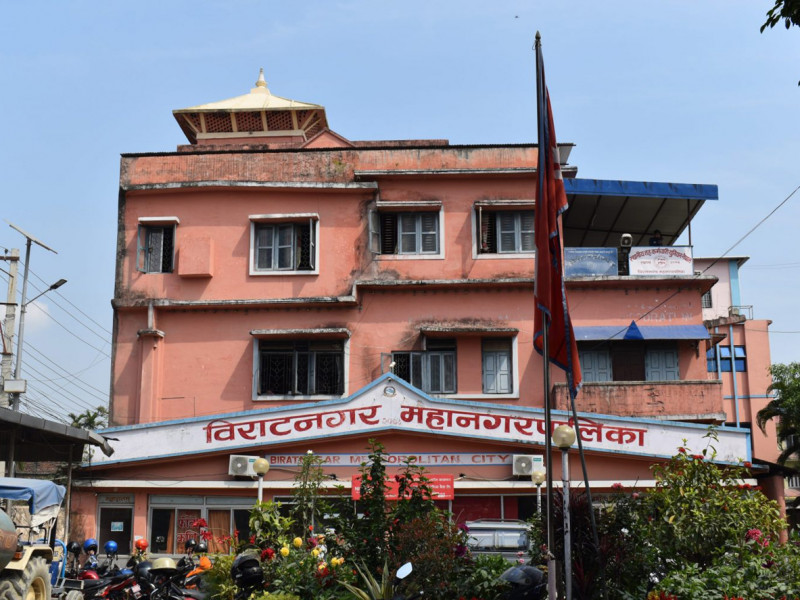 गर्मी अत्यधिक बढेपछि विराटनगर महानगरले विद्यालयलाई बाँड्याे पङ्खा