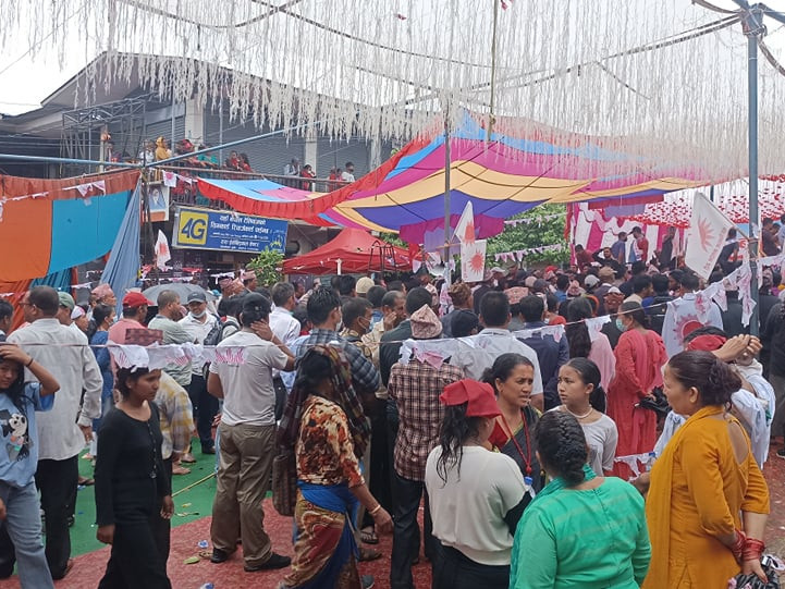विरेन्द्रनगरमा एमालेको चुनावी सभा सुरु हुनासाथ पानी दर्कियो