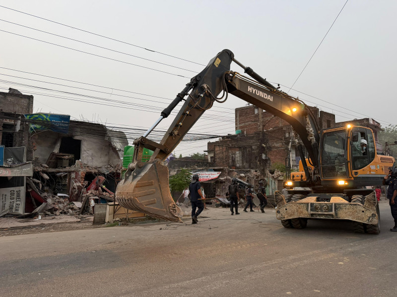 भौतिक पूर्वाधारमन्त्रीको निर्देशनपछि एकाबिहानै वीरगञ्जमा डोजर चल्यो (भिडियोसहित)