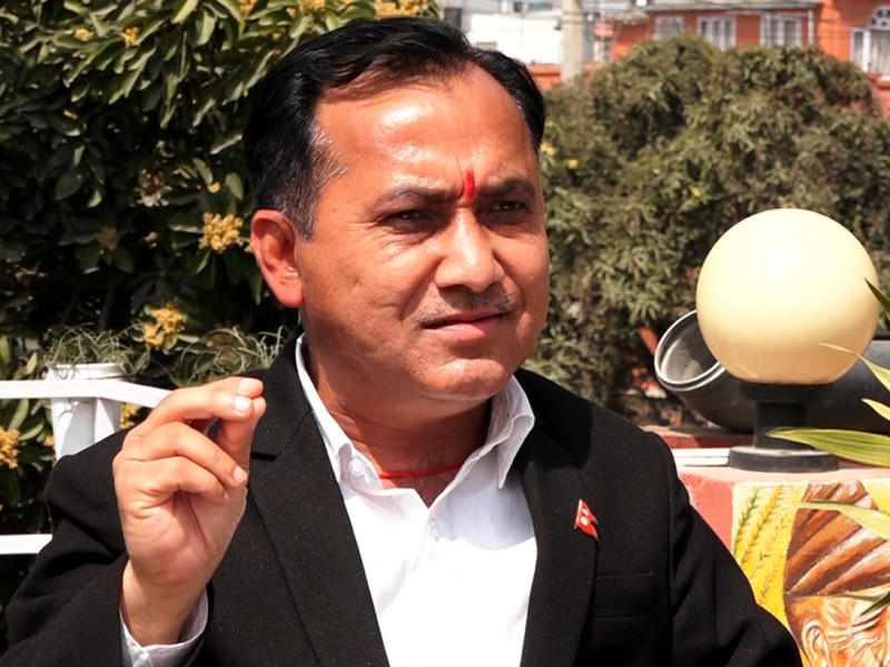 आयोगले विश्वप्रकाश शर्मालाई सोध्यो स्पष्टीकरण, आगलागी पीडितलाई पैसा किन बाँडेको ? 