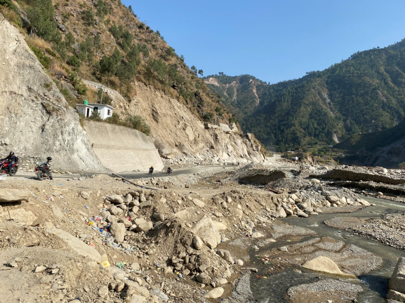 वर्षाले मुख्य राजमार्गकै यात्रा कठिन