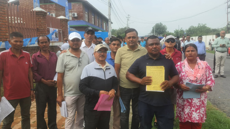 महाधिवेशनस्थलमा रास्वपा नेताहरूलाई बन्द उद्योगका श्रमिकको अपिल– बक्यौताका लागि पहल गरी पाऊँ