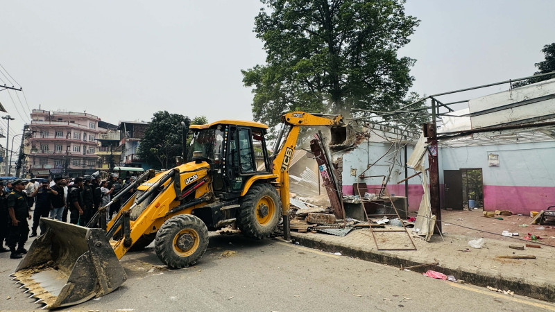 बुटवलमा सरकारी जग्गामा बनाइएका संरचना हटाउन डोजर चलाइयो