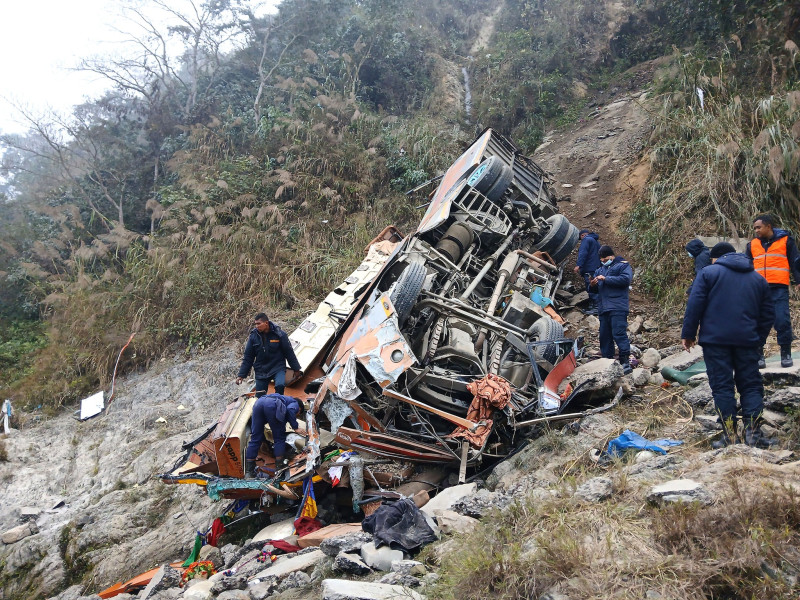 धादिङ बस दुर्घटनाको छानबिन गर्न गृह मन्त्रालयका सहसचिवको नेतृत्वमा कार्यदल गठन