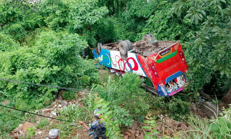 मर्स्याङ्दी नदी किनारमा बस खस्यो, सात जनाको उद्धार