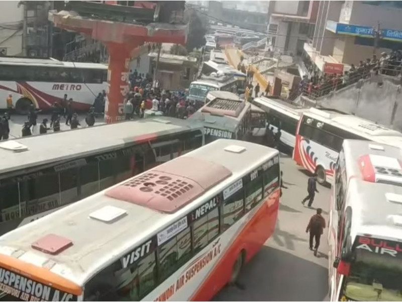 गाडी चालकले बीच सडकमै गाडी तेर्स्याएपछि...