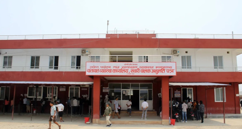 यातायात कार्यालय बुटवलबाट समातिए दुई जना बिचौलिया