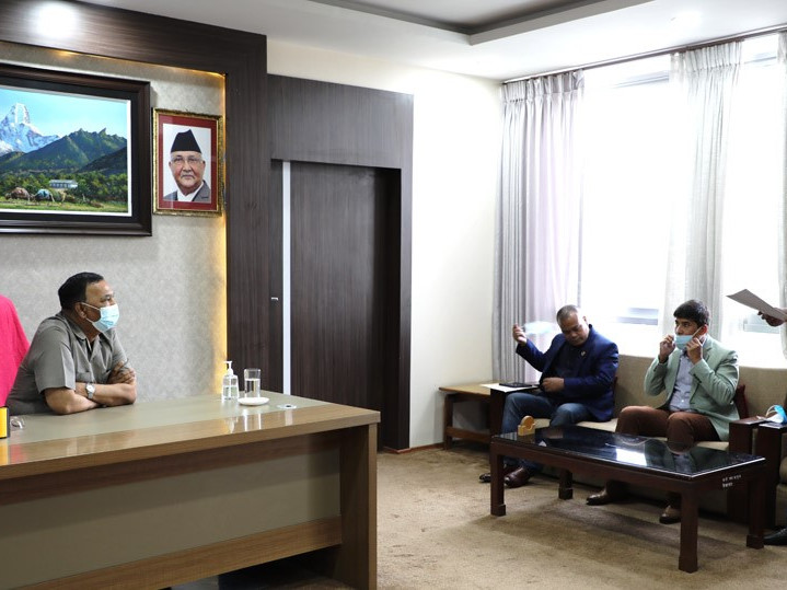 सय कामदार नपठाउने म्यानपावरकाे पनि नवीकरण गरिदिन माग गर्दै व्यवसायीले भेटे श्रममन्त्री