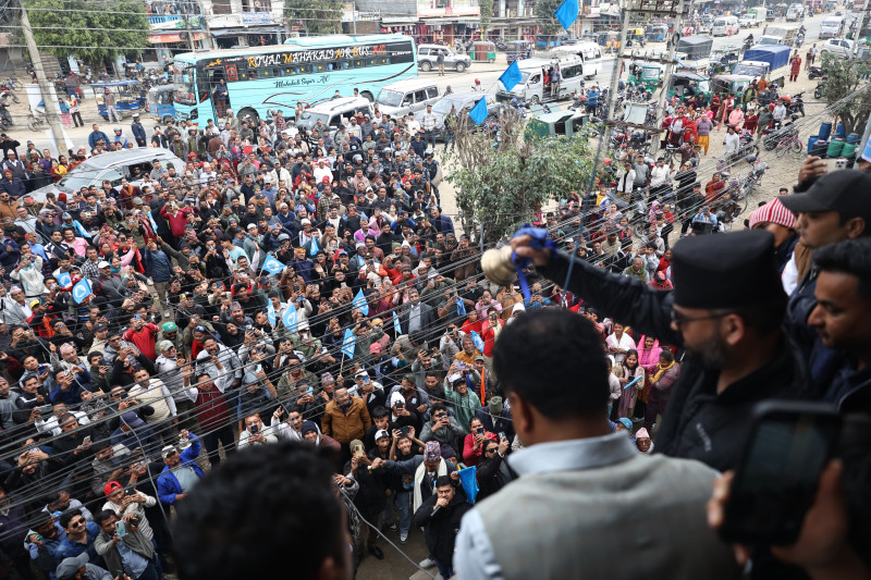 घण्टी बजाउँदै राष्ट्रिय झण्डा बोकेर कञ्चनपुर पुगे बालेन (तस्वीरहरू)