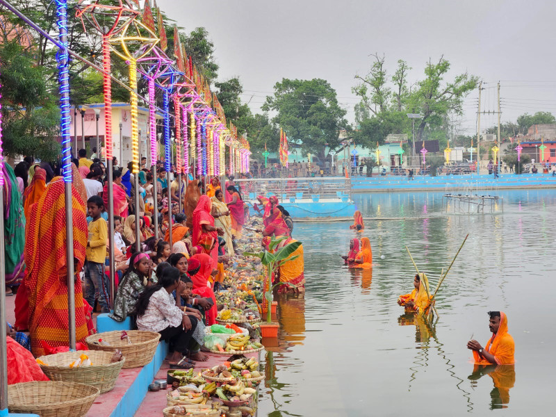 मिथिलामा आज अस्ताउँदो सूर्यलाई अर्घ दिँदै चैती छठ पर्व मनाइँदै