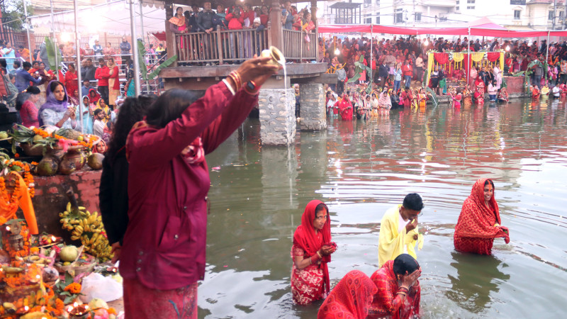 उदाउँदो सूर्यलाई अर्घ्य दिएर सम्पन्न गरियो छठ पर्व