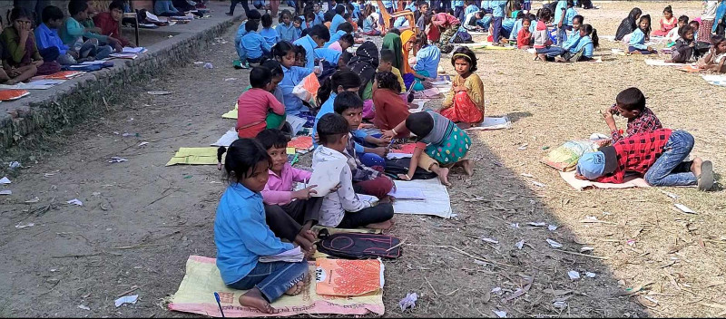 सरकारी विद्यालयको दुरावस्थाः ४ सय विद्यार्थी चिसो भुईंमा बसेर पढ्न बाध्य, घरबाटै लिएर जान्छन् बोरा