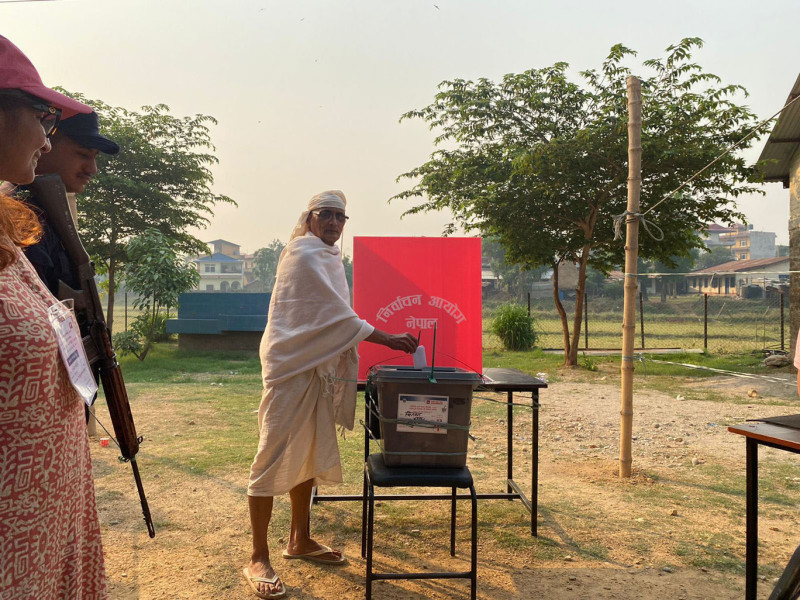 चितवन २ मा ५६ प्रतिशत मत खस्यो, विवाद भएका ठाउँमा मतदान जारी