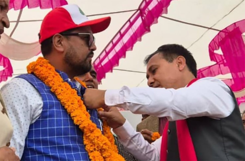 रास्वपाका नवलपरासी जिल्ला सभापति महेन्द्र ठकुरी कांग्रेस प्रवेश 