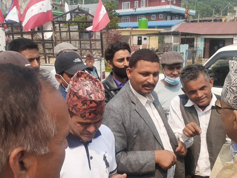मन्त्री थापालाई कांग्रेस कार्यकर्ताको प्रश्न- आज अरु चिह्नमा भोट हाल्ने, भोलि चुनाव जित्नु पर्दैन ?