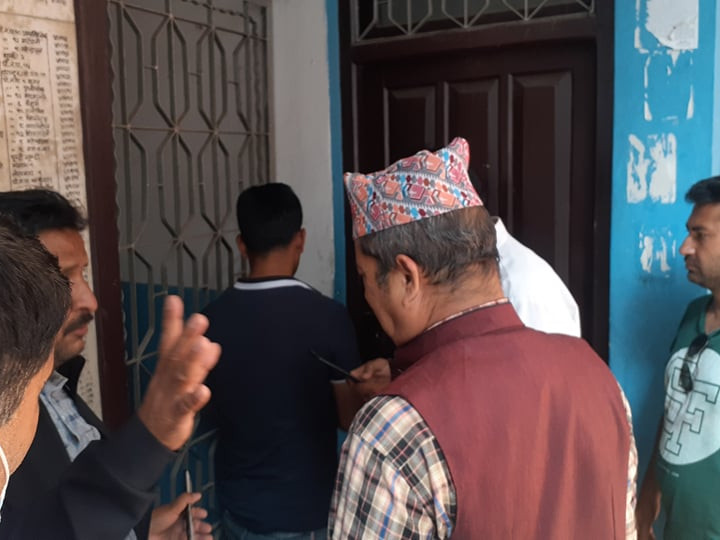 कार्यकर्ताले कार्यालयमै थुने कास्की कांग्रेसका पदाधिकारी 