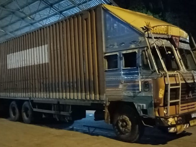 २० लाख मूल्य बराबरको बिस्कुटसहित भारतीय कन्टेनर प्रहरी नियन्त्रणमा