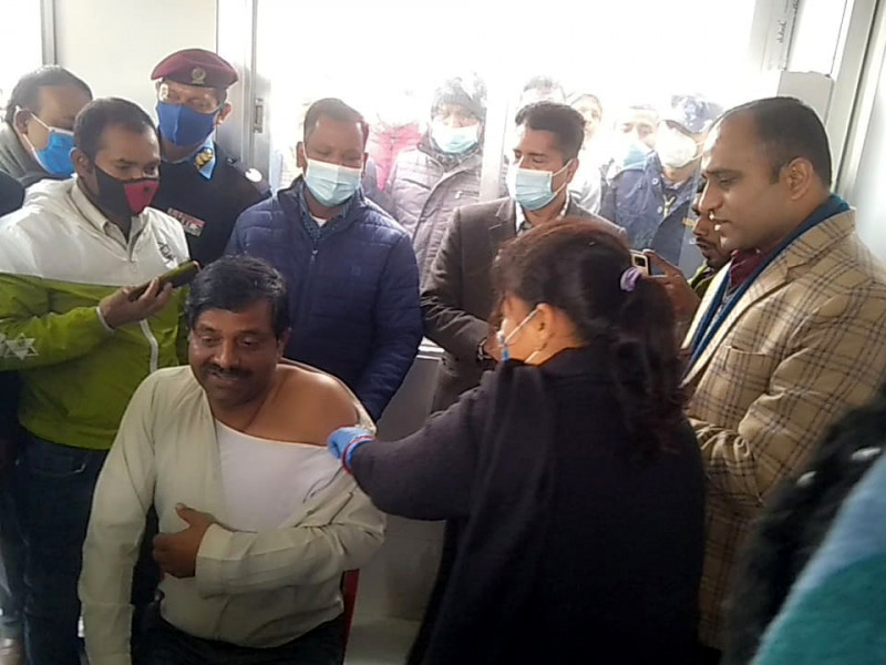 प्रदेश २ मा मन्त्री यादवले लगाए कोरोनाविरुद्धको पहिलो खोप