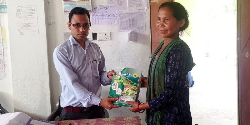 ५२ वर्षको उमेरमा विद्यालय भर्ना भएर कक्षा १ मा पढ्दै वडासदस्य डल्लीदेवी