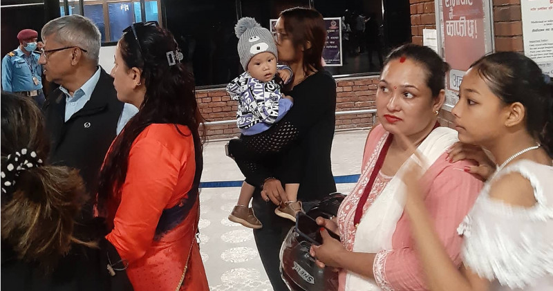 छोराछोरीको आँसु पुछ्दै दसैँको मुखमा विदेशिने भन्छन्– नानी, राम्ररी दसैँ मनाउनू है !