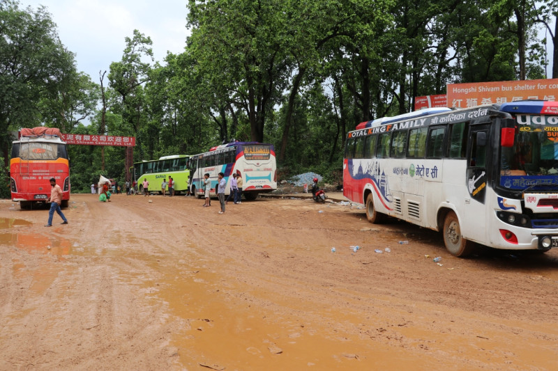 दाउन्ने सडकखण्डमा अझै यातायात सञ्चालन हुन सकेन