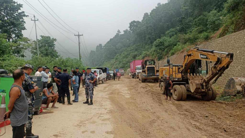 वर्षाका कारण दाउन्नेमा सडक अवरुद्ध