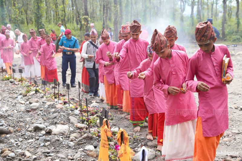 रसुवा बाढीमा ज्यान गुमाएकाको सम्झनामा पोखरामा दीप प्रज्वलन (तस्वीरहरू)