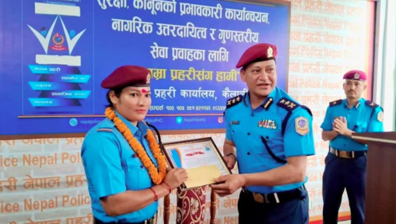 बाटोमै प्रसूति गराउन सहयोग गर्ने प्रहरी जवान देउवा पुरस्कृत