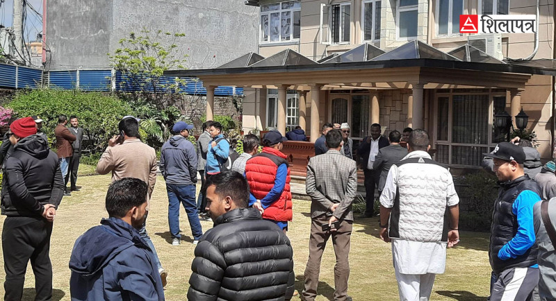 देउवा निवास धुम्बाराहीमा मन्त्रीका आकांक्षीको भिड, ‘अर्कोपटकको भर छैन, अहिल्यै हुनुपर्‍यो’ भन्ने धेरै