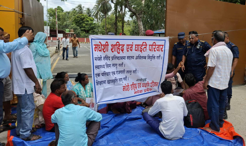 मधेश प्रदेश सरकारको प्रशासनिक भवनअगाडि 'शहीद परिवार'को धर्ना