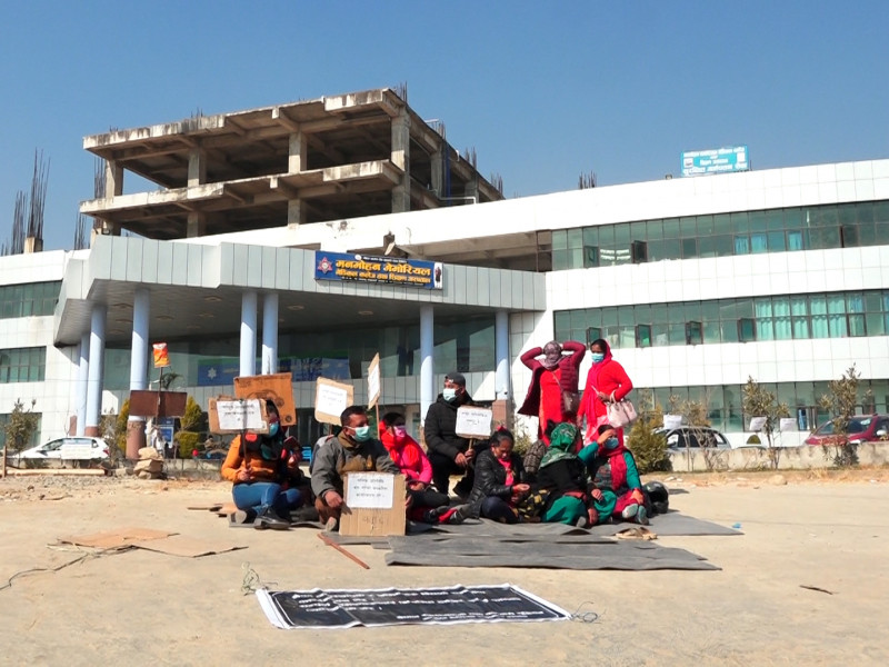 पारिश्रमिक नपाएको भन्दै मनमोहन मेमोरियल अस्पतालका स्वास्थ्यकर्मी आन्दोलित