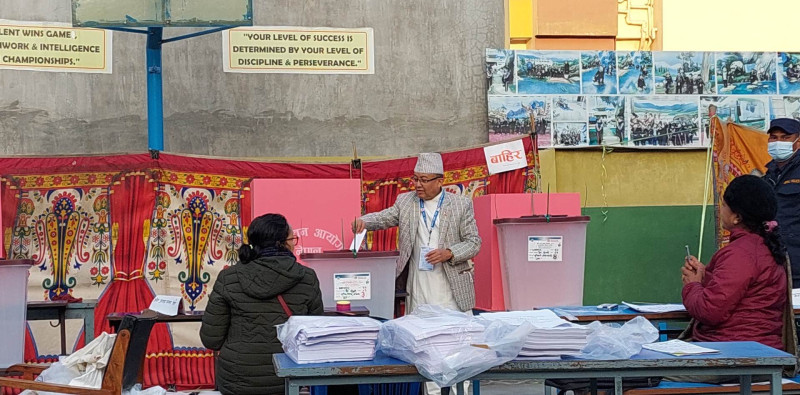 प्रमुख निर्वाचन आयुक्त थपलियाले गरे मतदान 