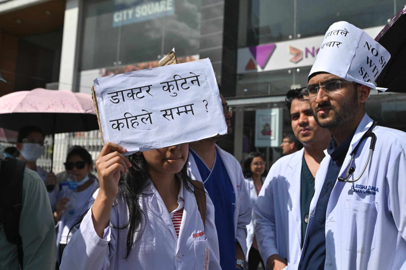 नारायणी अस्पतालका डाक्टरमाथि आक्रमण गर्नेलाई कारबाही गर्न माग