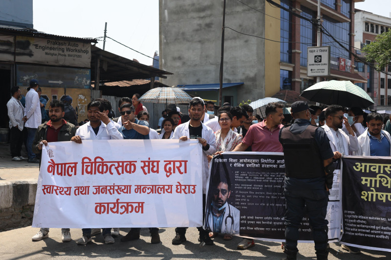 बानेश्वर क्षेत्रमा चिकित्सकहरूको प्रदर्शन (तस्वीरहरू)