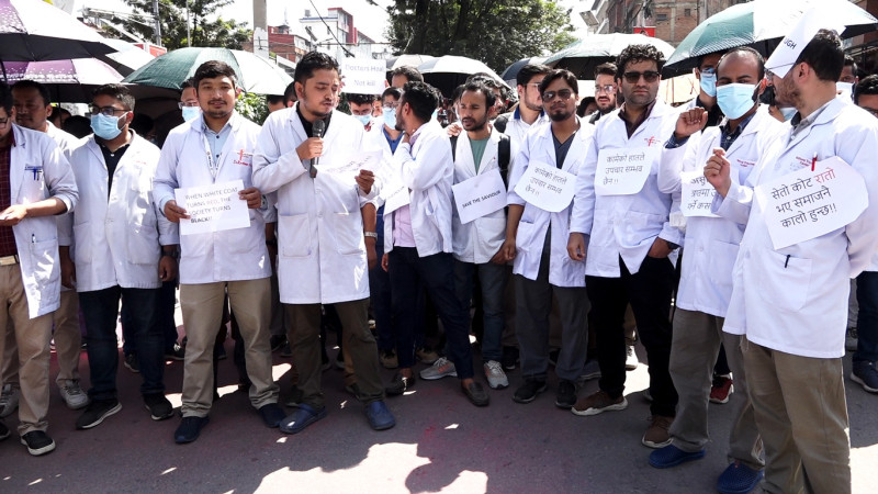सरकारलाई चिकित्सकहरूको चेतावनी- दोषीमाथि कारबाही नभएसम्म आन्दोलन रोक्दैनौँ