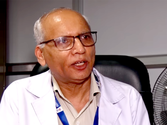 चिकित्सा शिक्षा आयोगका उपाध्यक्ष गिरी चढेको गाडीमा ढुंगा प्रहार 