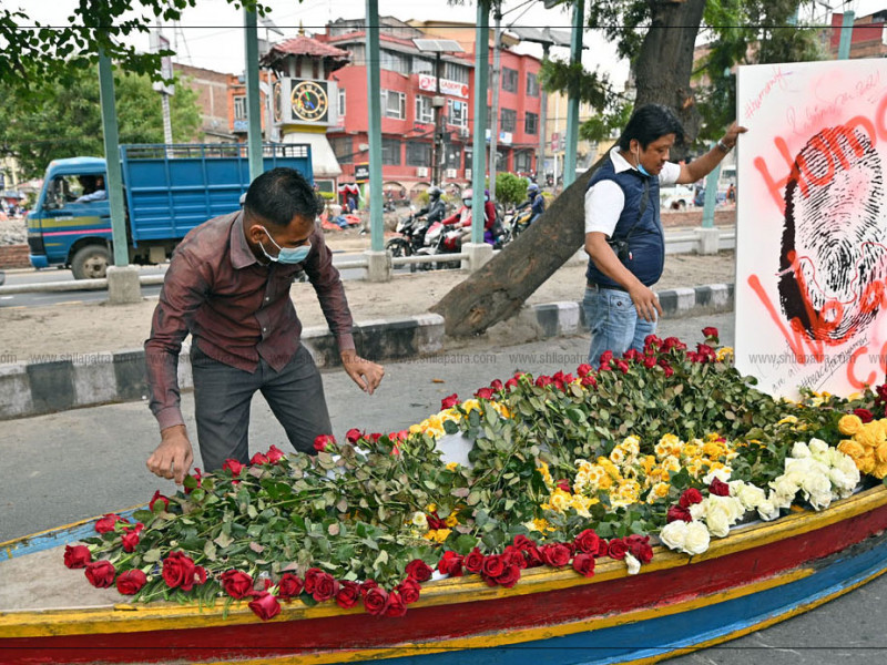म्यानमारमा लोकतन्त्र पुनःबहालीको माग गर्दै माइतीघर पुग्यो डुंगा (फोटोफिचर)