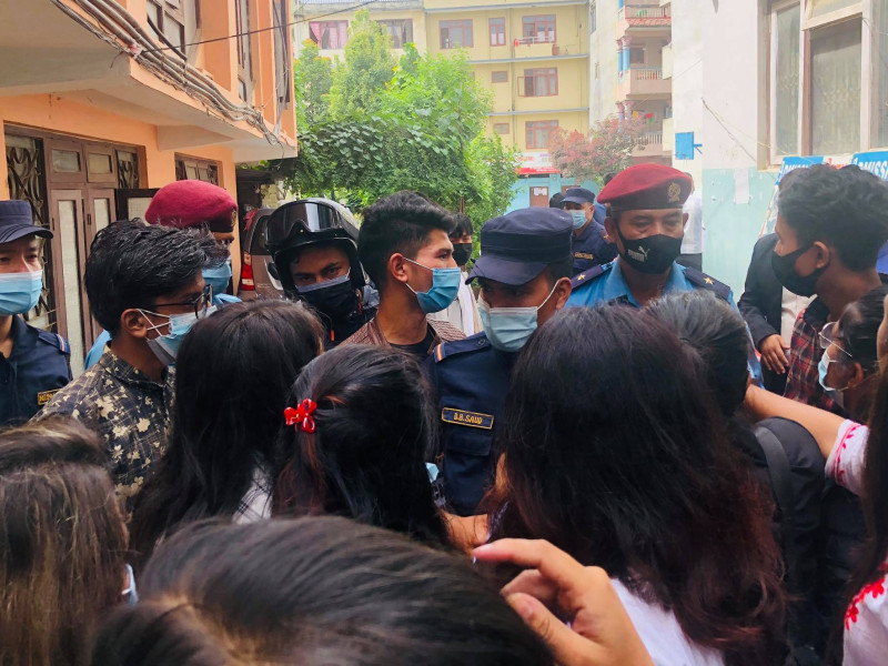 तातोपानी माग्दा निरीक्षकले परीक्षार्थीलाई हलबाहिर निकालेपछि... (भिडियो)
