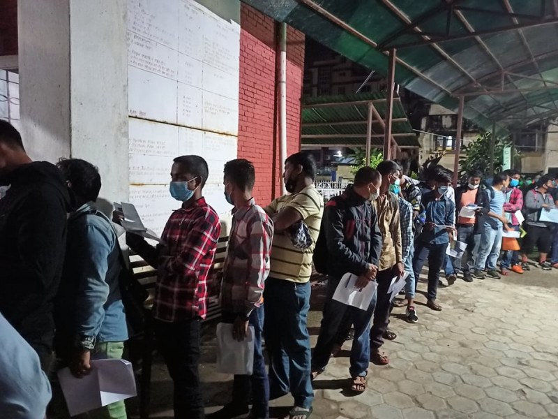 खोप प्रमाणीकरण गर्न आएका मजदुरको मजबुरी : गोजीमा पैसा सकियो, भिसा पनि सकिने चिन्ता