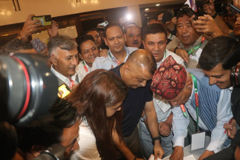 कांग्रेस सभापतिमा गगन थापाले गराए उम्मेदवारी दर्ता