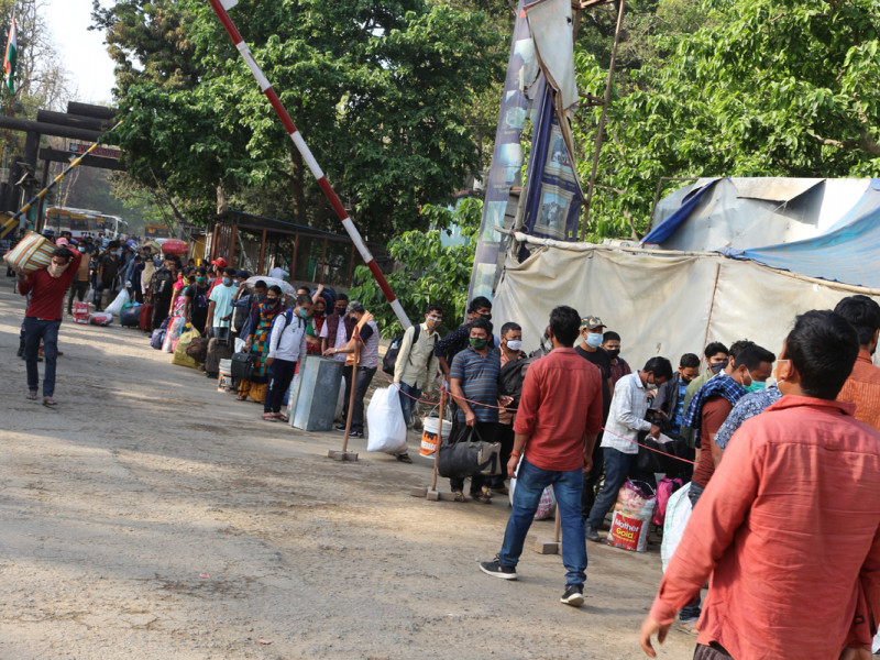 काेराेनाकाे तेस्राे लहर :  सीमाक्षेत्रमा घर फर्कनेको लर्को