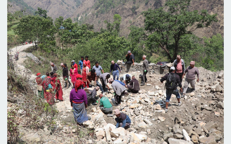 पर्यटकीयस्थल घोरेपानी जोड्ने सडक श्रमदानबाट मर्मत